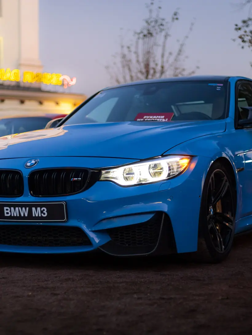 BMW M3 в вечерней подсветке площадки