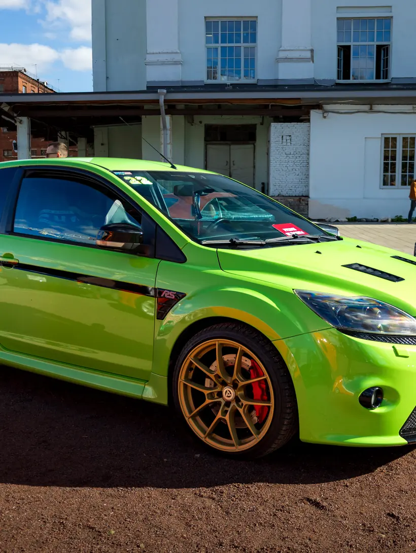 Ford Focus RS ярко-зелёного цвета в экспозиции