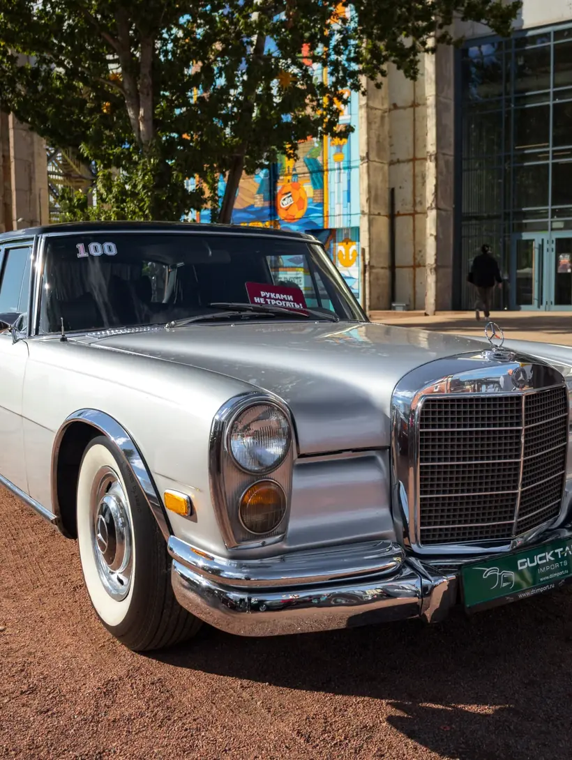 Классический Mercedes-Benz 600 в экспозиции